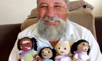 Um avô amoroso cria bonecas com vitiligo para que sua pequena neta possa brincar