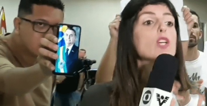 Vídeo: Homem ‘invade’ transmissão ao vivo da Globo e mostra foto do presidente Bolsonaro