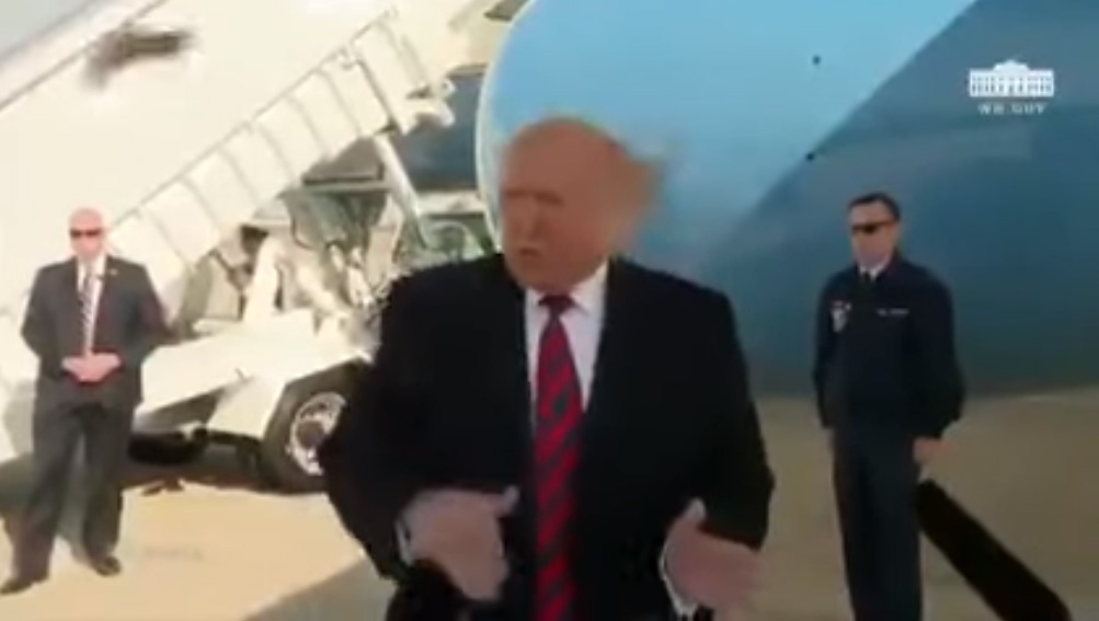  Vídeo que mostra turbina de avião sugando peruca de Trump infelizmente é falso / Reprodução Youtube