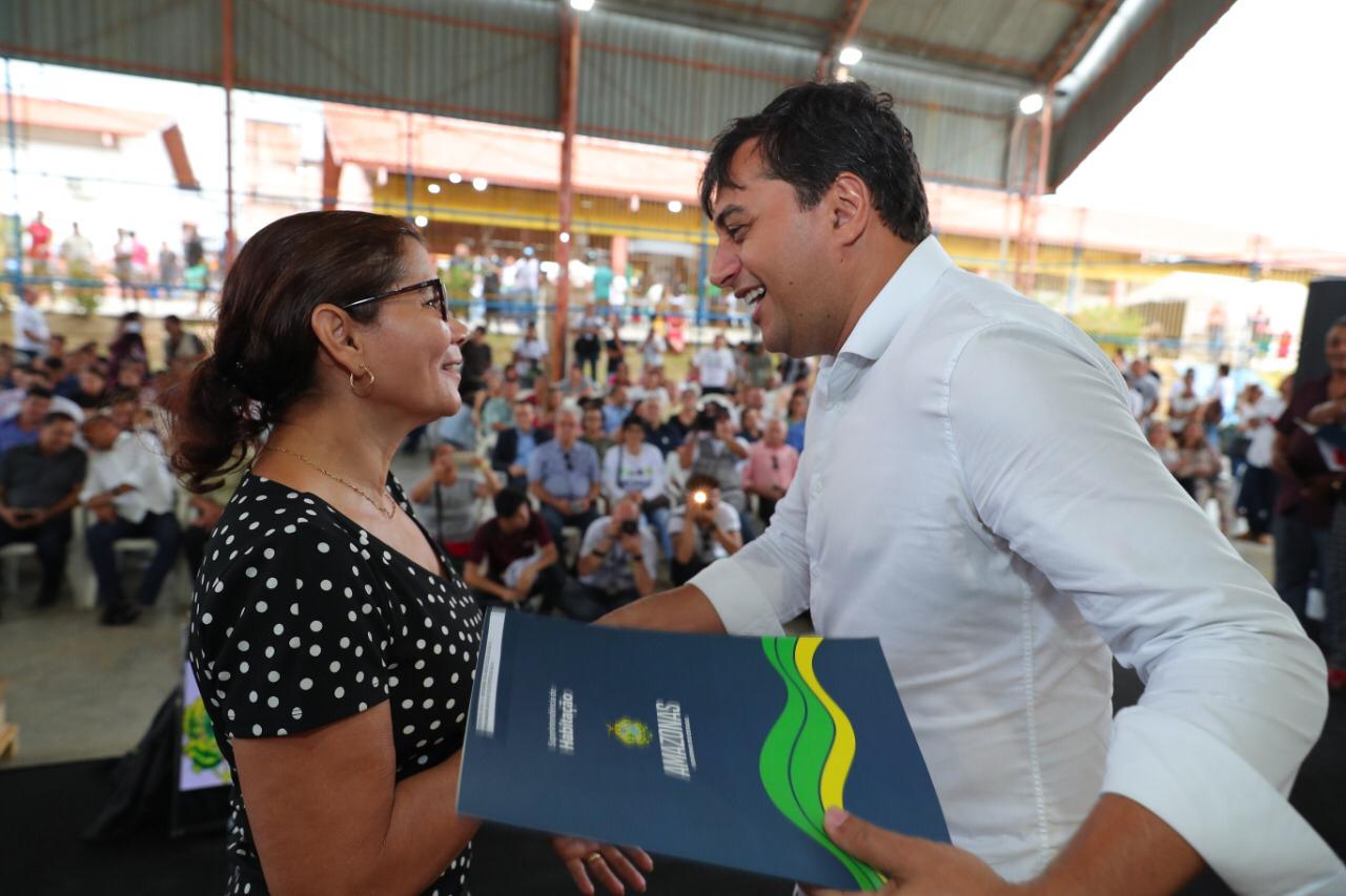 Wilson Lima entrega crédito a microempreendedores e títulos de terra a moradores do Mutirão