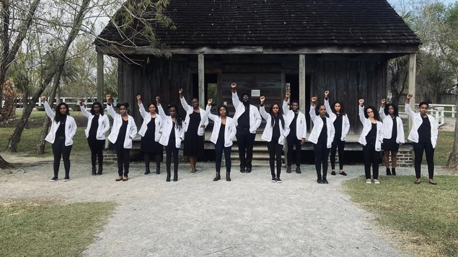 Estudantes negros de medicina posam para foto em antiga fazenda de escravos. / Foto : Reprodução Instagram