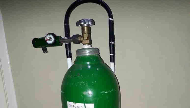 Prefeito usa cilindro de oxigênio para bombear chope em festa; mulher morre por falta de oxigênio
