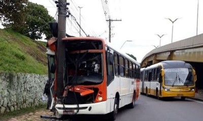 Ônibus colide em poste da Boularvad e deixa 5 feridos, em Manaus