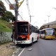 Ônibus colide em poste da Boularvad e deixa 5 feridos, em Manaus