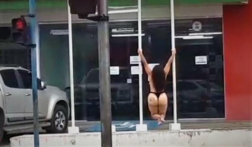 Mulher rompe quarentena e faz Pole Dance em frente à Delegacia de Manaus
