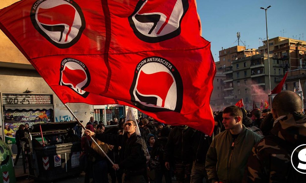 Entenda o significado dos símbolos da bandeira antifascista - Imagem: Divulgação