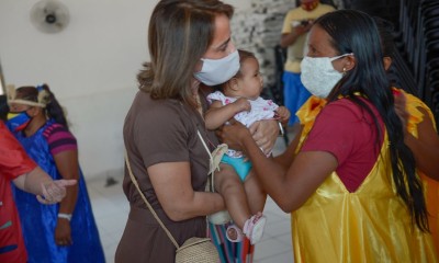 Primeira-dama entrega cestas básicas e kits de higiene a indígenas venezuelanos