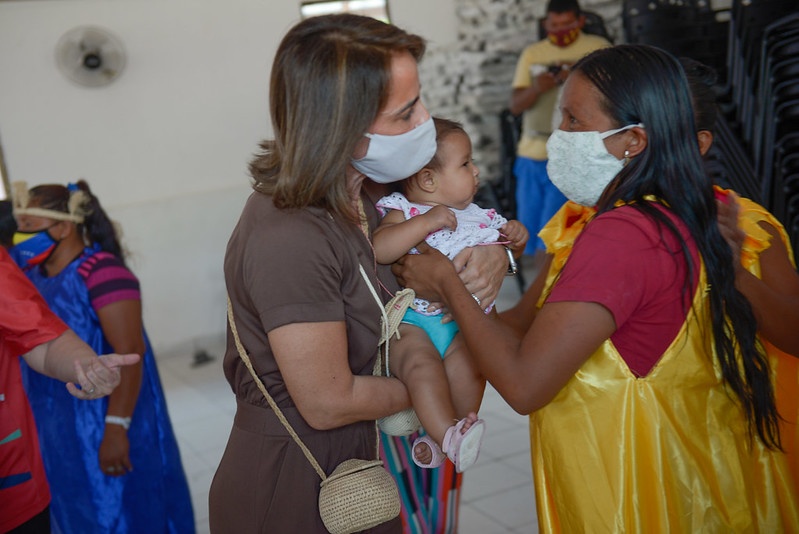 Primeira-dama entrega cestas básicas e kits de higiene a indígenas venezuelanos