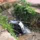 Carro cai em igarapé de Manaus ao tentar atravessar ponte e motorista desaparece