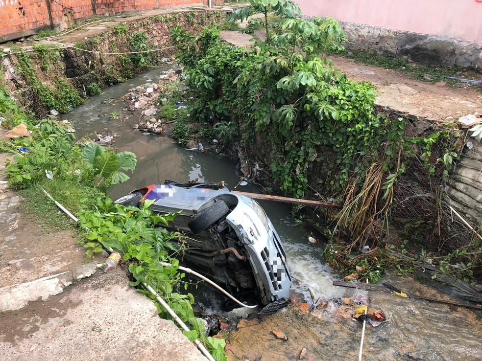 Carro cai em igarapé de Manaus ao tentar atravessar ponte e motorista desaparece