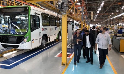 Comitiva vistoria produção de 300 novos ônibus para o transporte público de Manaus, em fabricação no RJ