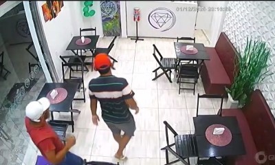 Vídeo: Assaltante cumprimenta idoso em calçada, em seguida assalta Ponto de Açaí em Manaus