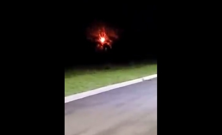 Vídeo registra bola de fogo misteriosa flutuando durante madrugada. Boitatá ?!