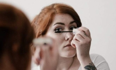 Durante 25 anos, mulher dormia com maquiagem nos olhos. O resultado vai te chocar