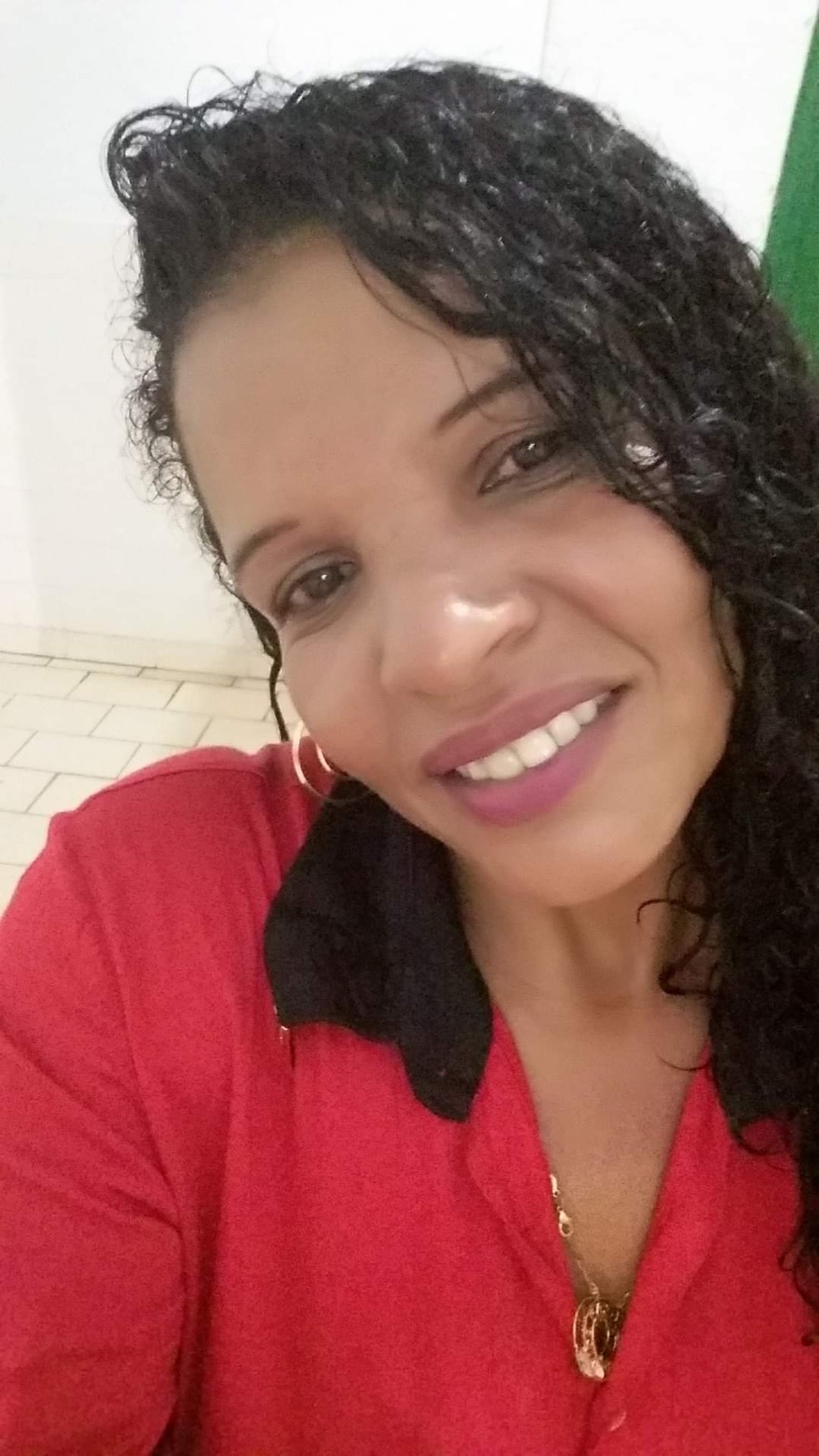 Adriana Barra, de 41 anos, foi encontrada morta na sala da casa dela — Foto: Arquivo pessoal