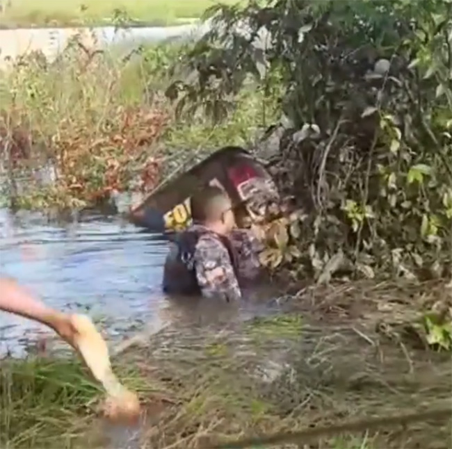 Vídeo : Viatura da Força Nacional passa direto e cai no rio na BR-319 no Amazonas