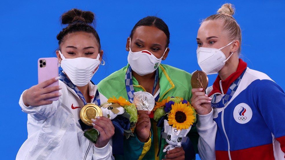 Sunisa Lee, dos EUA, Rebeca Andrade, do Brasil, e Angelina Melnikova, do Comitê Olímpico Russo, medalhas de ouro, prata e bronze, respectivamente, nas Olimpíadas de Tóquio — Foto: Mike Blake/Reuters