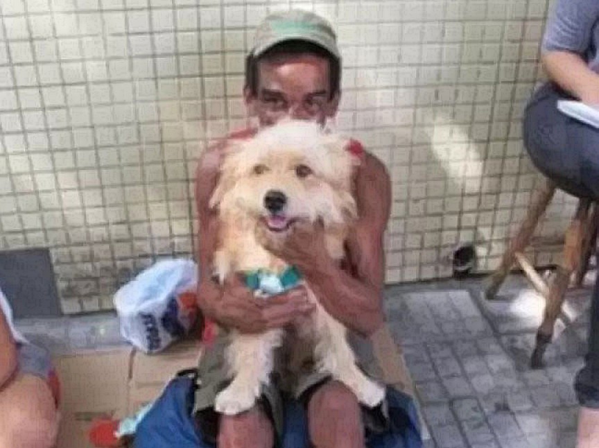 "Ele é minha família", diz morador de rua após recusar vender seu cachorro por r$ 2.000