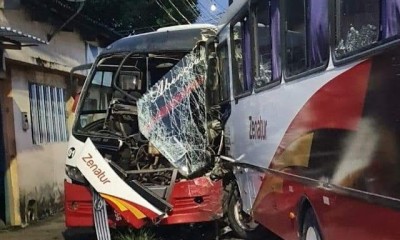 Vídeo: Grave acidente entre micro-ônibus deixa motorista preso nas ferragens; Cenas fortes