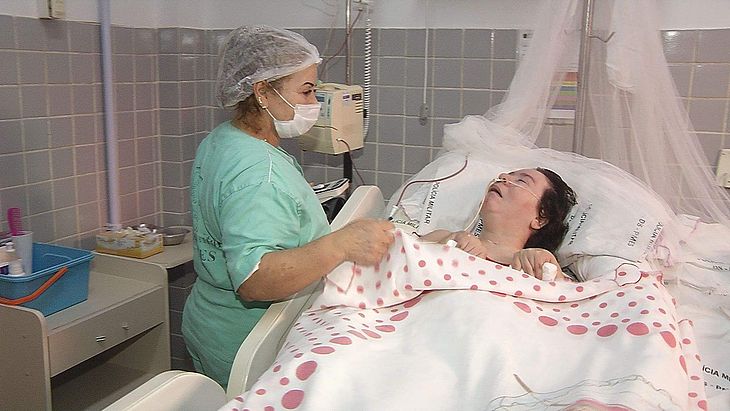 Mulher não identificada vive em coma há 21 anos em hospital no Espírito Santo — Foto: Esther Radaelli/ TV Gazeta