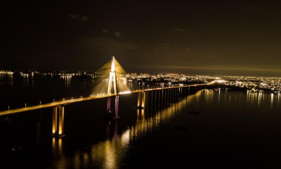 Governo do AM conclui revitalização da iluminação cênica da Ponte Jornalista Phelippe Daou, a Ponte Rio Negro