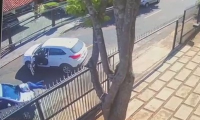 Vídeo: Advogado joga carro em cima de mulher durante briga de trânsito, cenas fortes