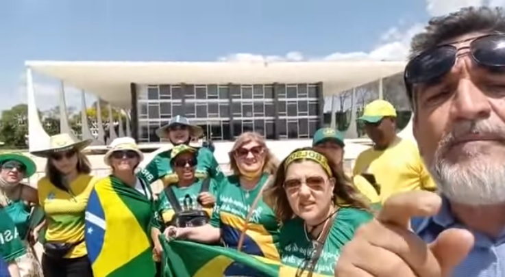 Grupo de Bolsonaristas grava vídeo em frente ao Supremo pedindo para Bolsonaro “usar pólvora” contra “dez ministros”