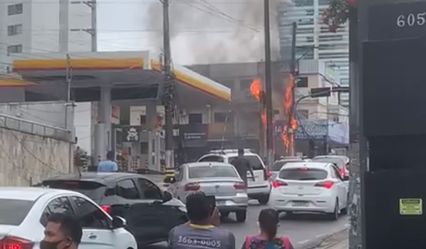 Vídeo: Incêndio em posto de gasolina deixa trânsito interditado em Manaus