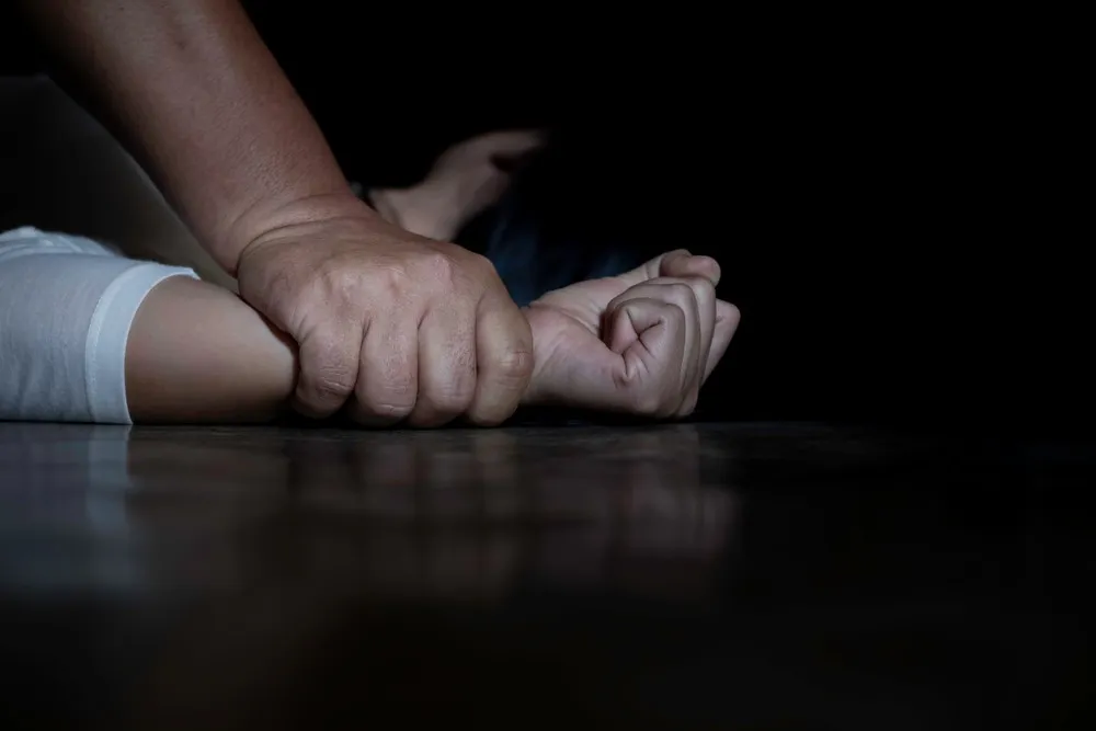 Menina de 12 anos é estuprada por 10 homens e vídeo do ato é compartilhado na internet