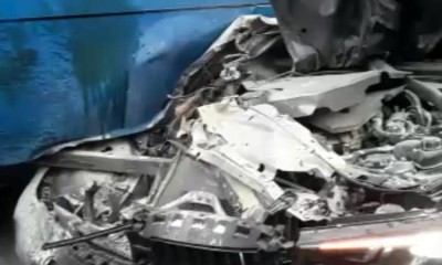 Vídeo: BMW novinha fica totalmente destruída após colidir com ônibus; Cenas Fortes.