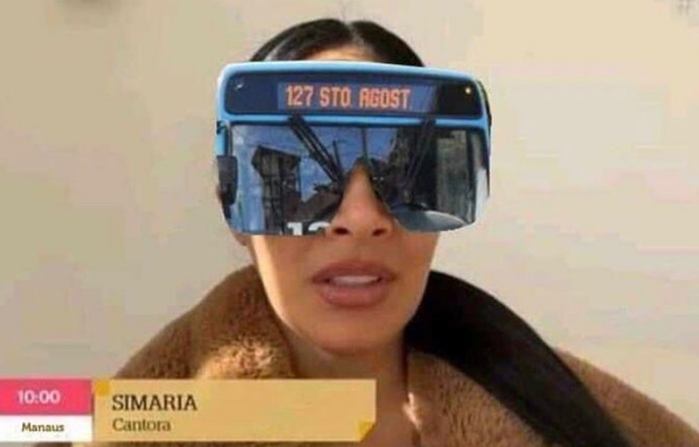 Simaria vira meme ao usar óculos gigantesco em entrevista para falar sobre a morte de Marília Mendonça.