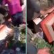 Vídeo: Corpo desaba após alças de caixão quebrarem durante enterro