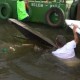 Vídeo: Luciano Huck afunda em canoa durante reportagem na Amazônia, "Eh Car@i".