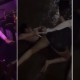 Vídeo mostra mulheres brigando em chuva em frente a balada até calcinha rasgar por causa de macho!