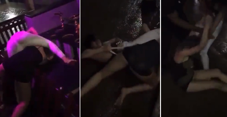 Vídeo mostra mulheres brigando em chuva em frente a balada até calcinha rasgar por causa de macho!