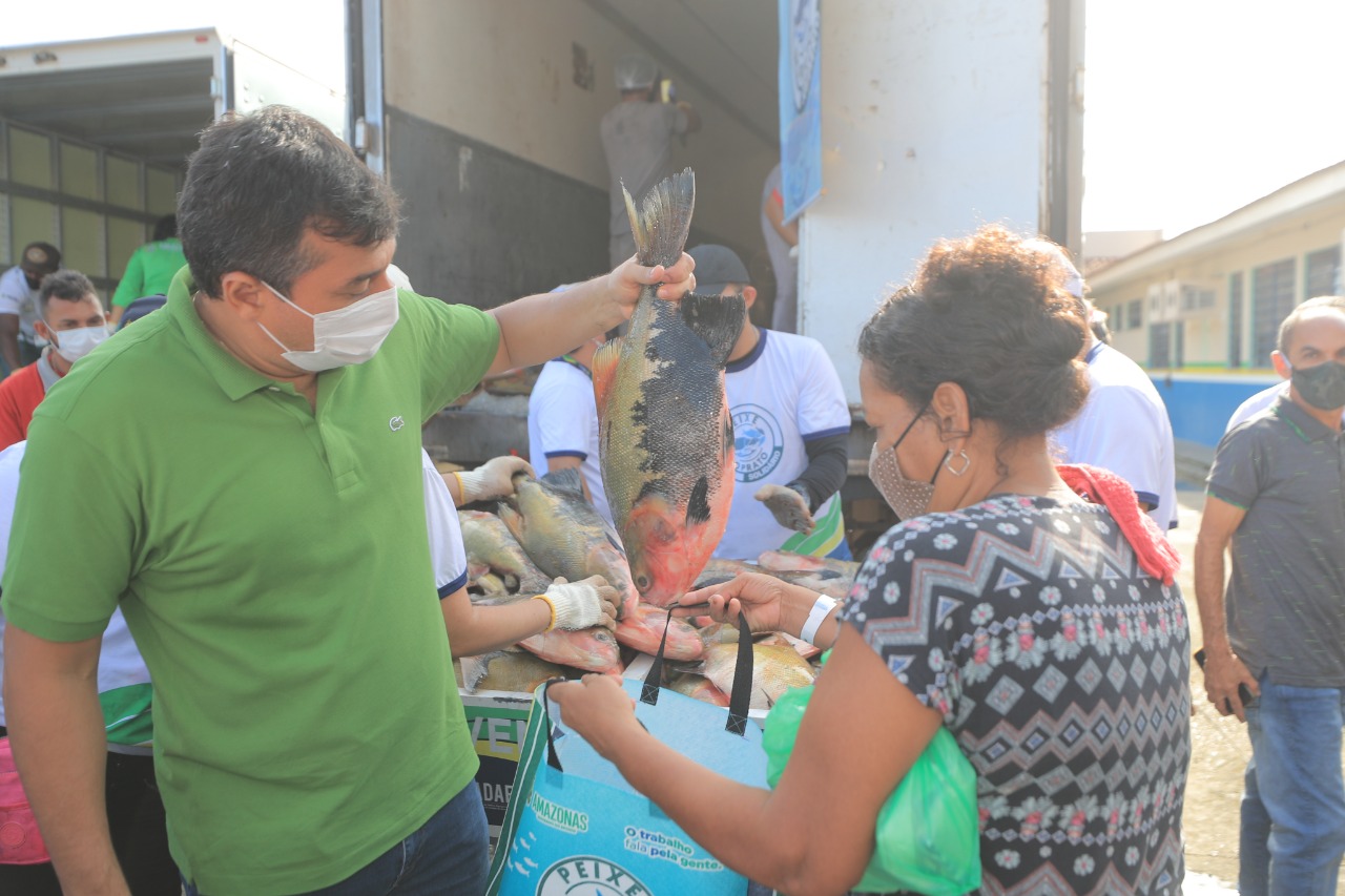 Governador Wilson Lima entrega 20 toneladas de pescado a 8 mil famílias, pelo programa “Peixe no Prato Solidário”
