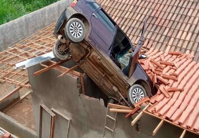Fiat Uno Levanta voo e pousa no telhado de uma casa em construção; O motorista saiu apenas com um arranhão