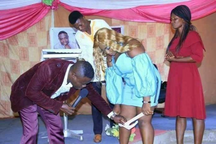 Pastor tira calcinha de fiel no altar para que o "Espírito da Gravidez" a penetre