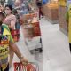 Idoso pendura caixa de som e ouve brega rasgado enquanto faz compras em supermercado de Manaus