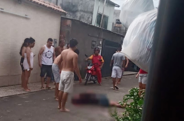 Motoqueiros atiram onze vezes contra jovem em frente a sua casa na zona Oeste de Manaus