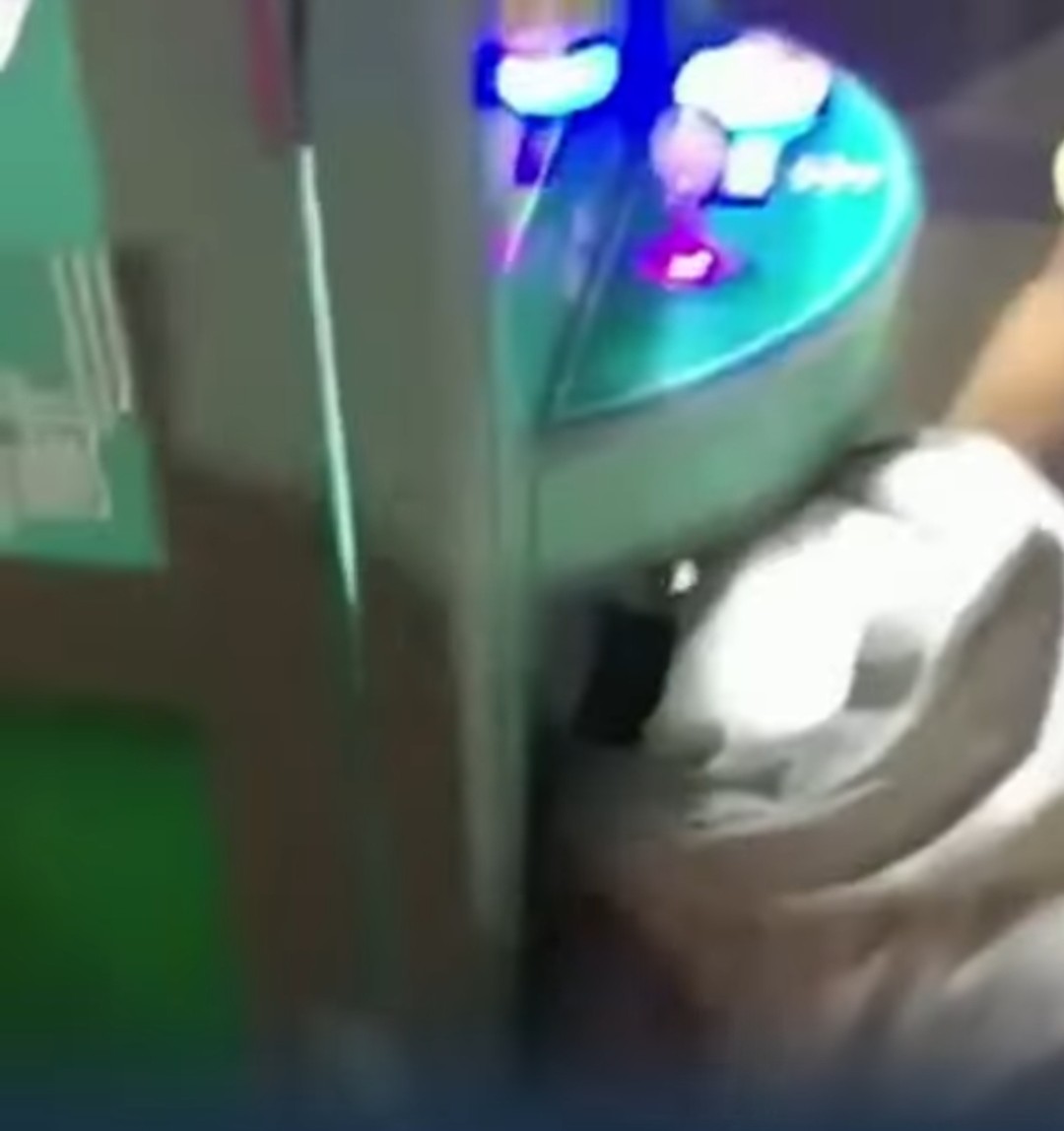 Homem tenta bancar o expertinho e acaba com sua cabeça presa em máquina
