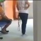 Homem é levado amarrado pela esposa para tomar a vacina; Veja o vídeo.