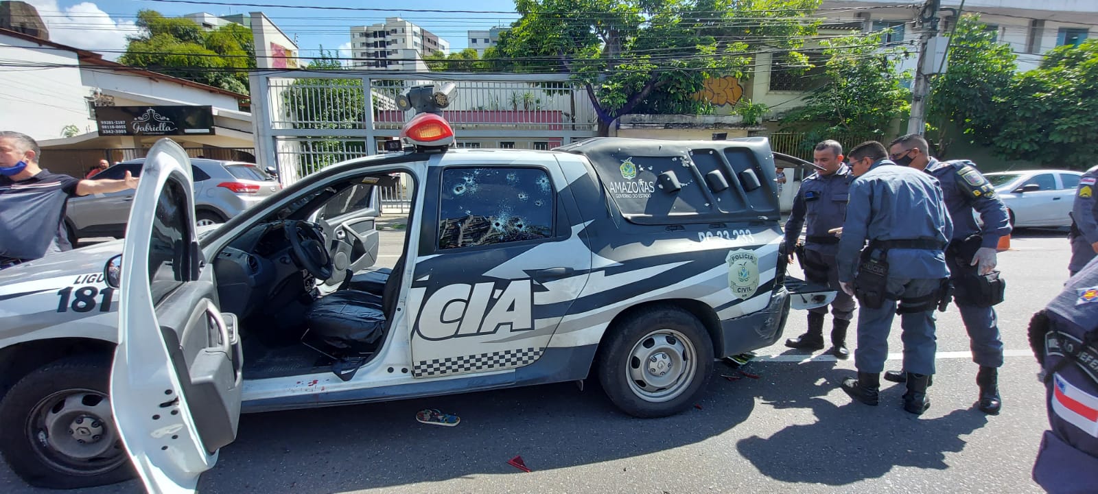 Viatura da Polícia Civil metralhada em Manaus / Foto : Divulgação