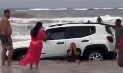 Vídeo: Homem chora ao ver o carro que emprestou do amigo atolado na praia