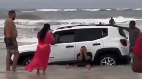 Vídeo: Homem chora ao ver o carro que emprestou do amigo atolado na praia