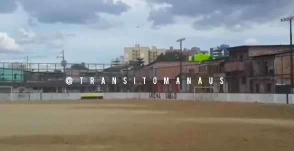 Vídeo flagra Paraquedista caindo em telhado de casa em Manaus