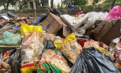 Em Petrópolis-RJ moradores reviram lixo e lama nas ruas em busca de comida