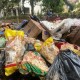 Em Petrópolis-RJ moradores reviram lixo e lama nas ruas em busca de comida