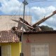 Vídeo flagra momento exato que avião cai em telhado de casa