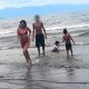 Mãe passa mal ao saber que filha morreu afogada; imagem mostra jovem brincando antes de sumir